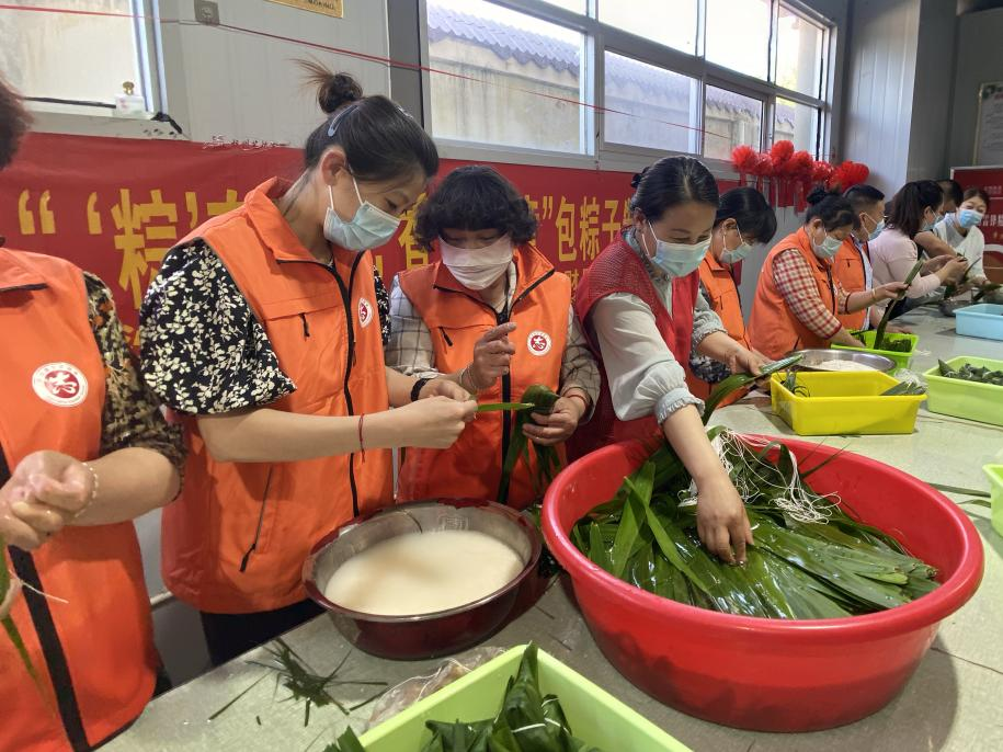 青口供電所黨支部聯(lián)合生產(chǎn)生活服務(wù)中心分會、黃沙坨社區(qū)，共同舉辦“悠悠艾草香 濃濃端午情”系列活動。.png